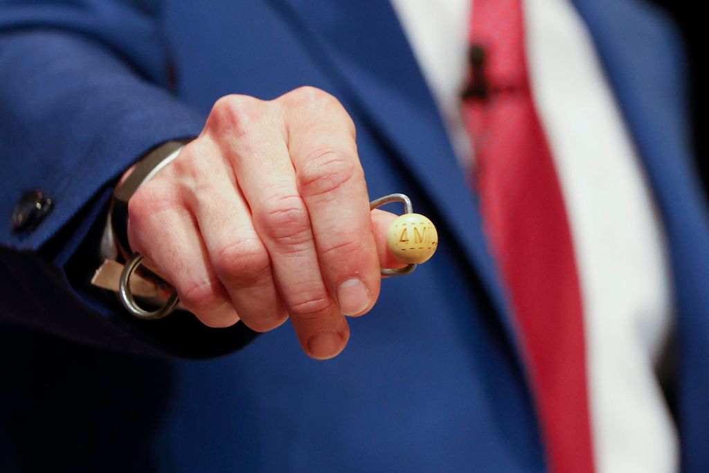 Detalle de una bola del bombo de premios de lotería