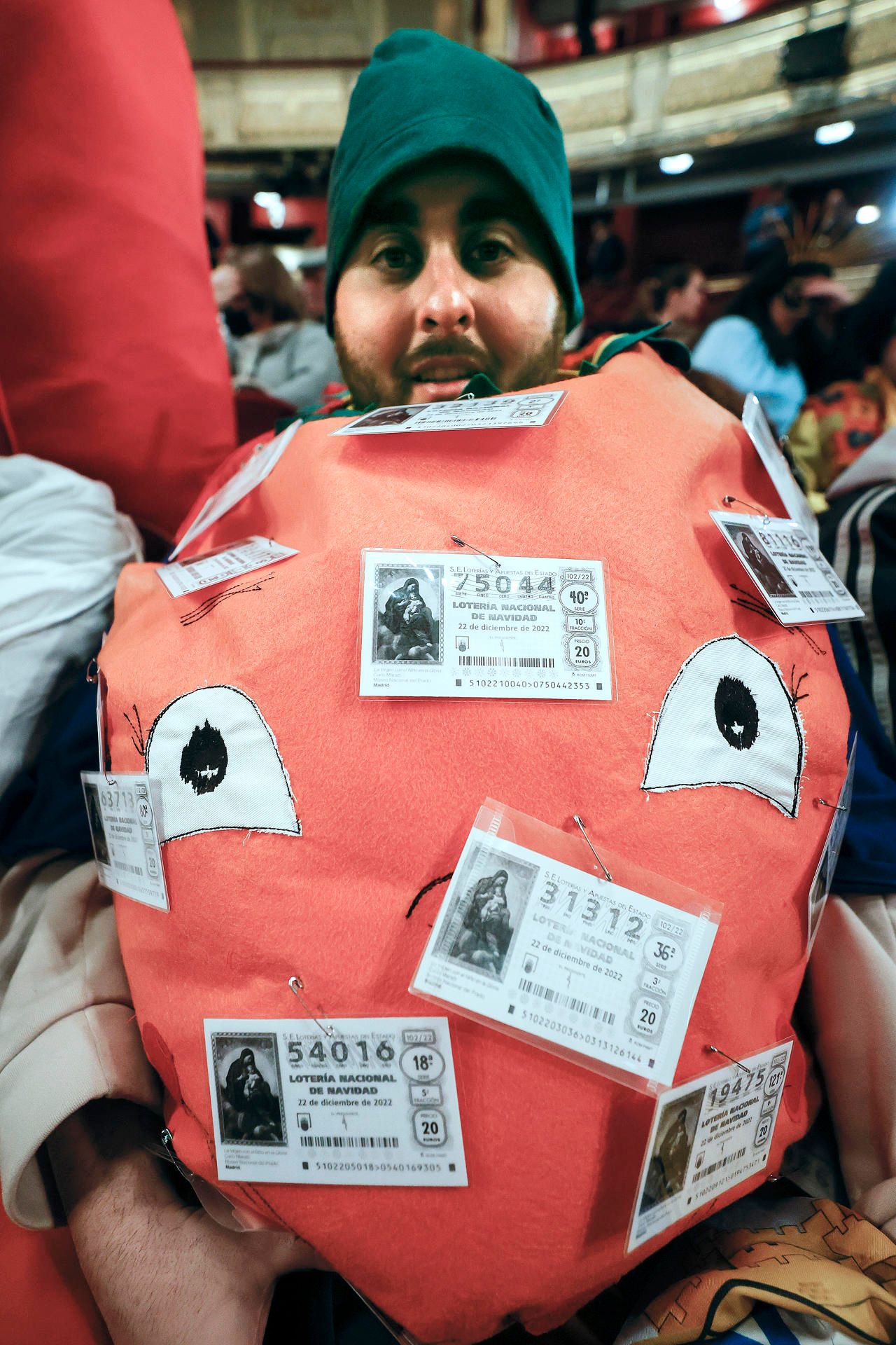 Disfraz con décimos de lotería en el Teatro Real de Madrid
