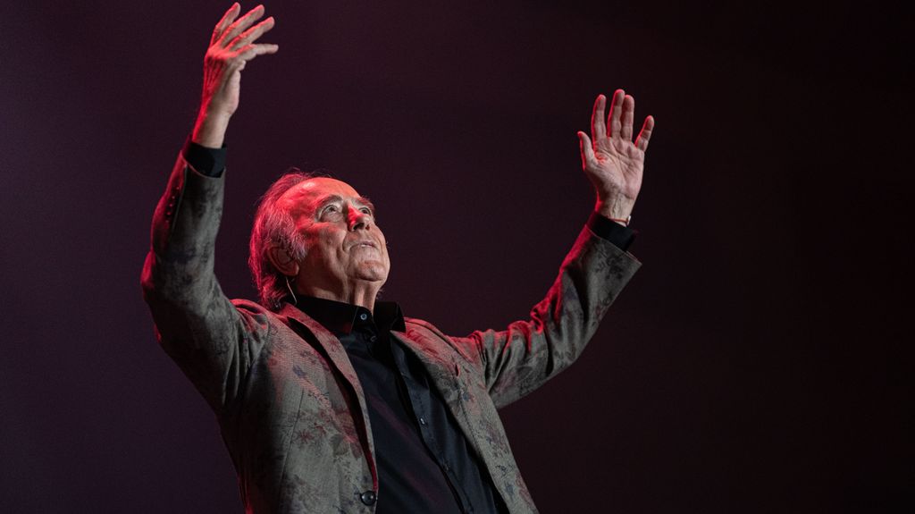 El cantautor Joan Manuel Serrat durante un concierto en el Palau de Sant Jordi, a 20 de diciembre de 2022, en Barcelona, Catalunya (España). El cantautor Joan Manuel Serrat inicia su serie de tres últimos conciertos de la gira de despedida 'El vicio de cantar 1965-2022', que tendrán su Barcelona natal como escenario. La gira se inició el pasado 27 de abril en el Beacon Theatre de Nueva York y acabará con los conciertos hoy y el próximo 22 y 23 de diciembre en el Palau Sant Jordi. El tour ha contado con más de una setentena de conciertos en Europa y América y ante la demanda de entradas, en muchas ciudades ha doblado fecha y en algunos casos triplicado como es el caso de Madrid y Barcelona.