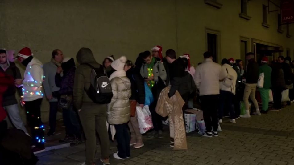 Largas colas en el Teatro Real de Madrid para presenciar el sorteo de la Lotería de Navidad