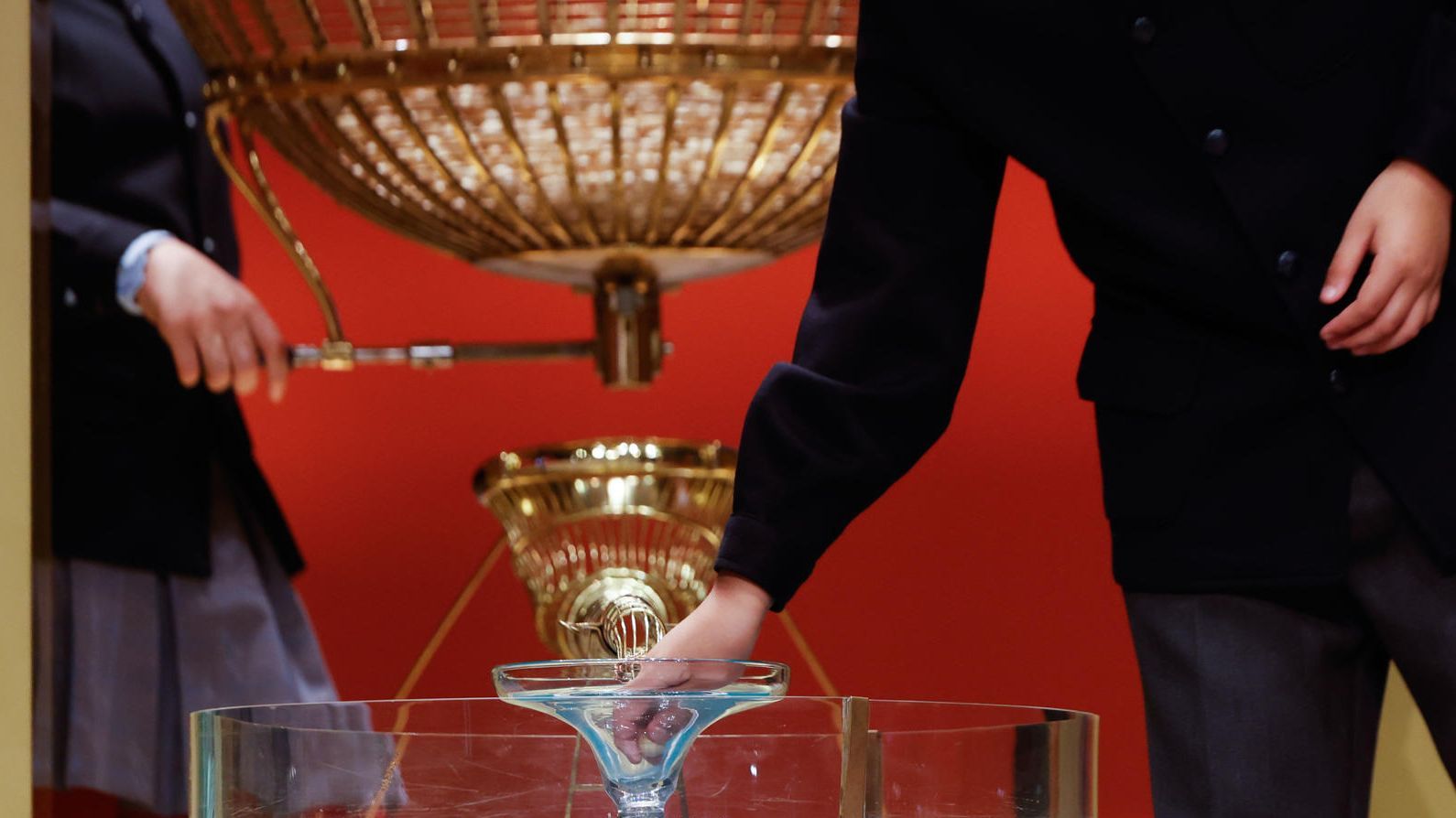 Niño cogiendo bola del Sorteo