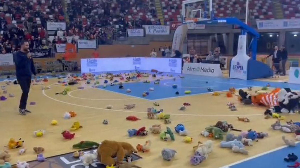 Peluches sobre la pista del Palacio de los Deportes de Riazor. Peluches sobre la pista del Palacio de los Deportes de Riazor.