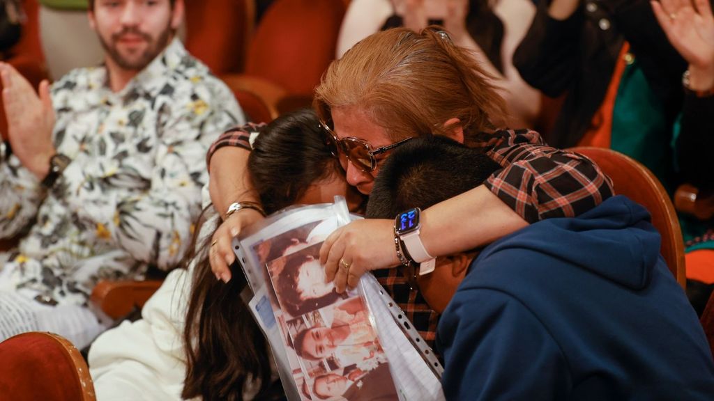 El Gordo cae entre el público y premia a Perla, una mujer en paro con dos hijos