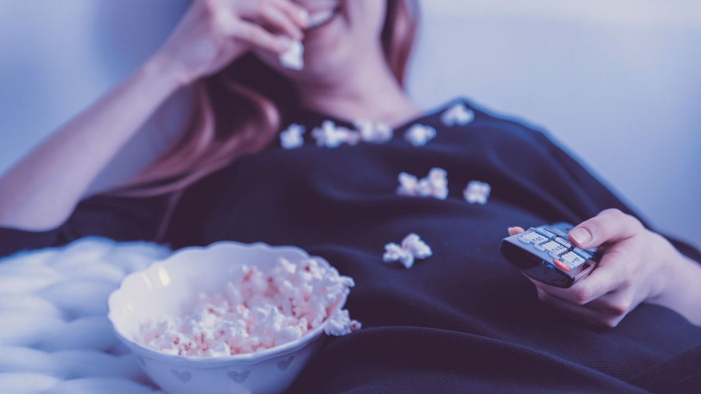 Una mujer viendo una película