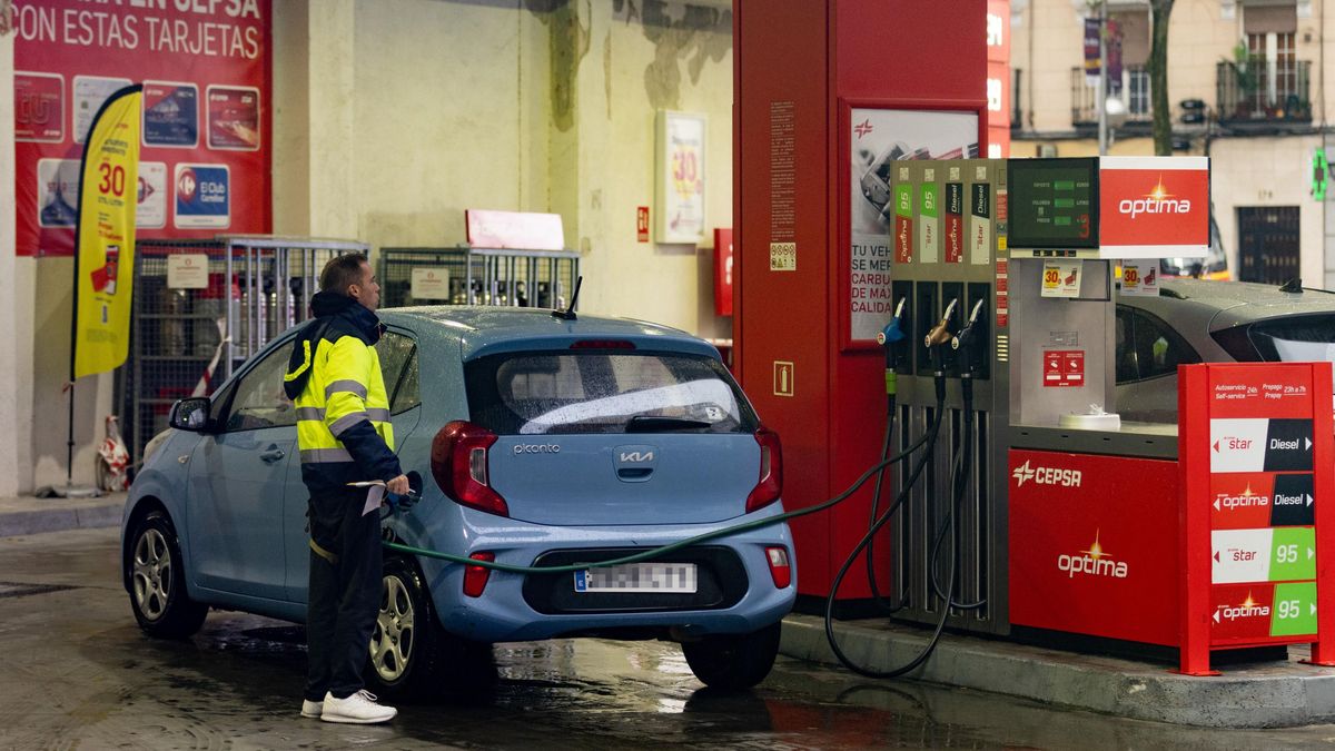 Una persona echa gasolina del surtidor de una gasolinera, a 14 de diciembre de 2022, en Madrid (España).