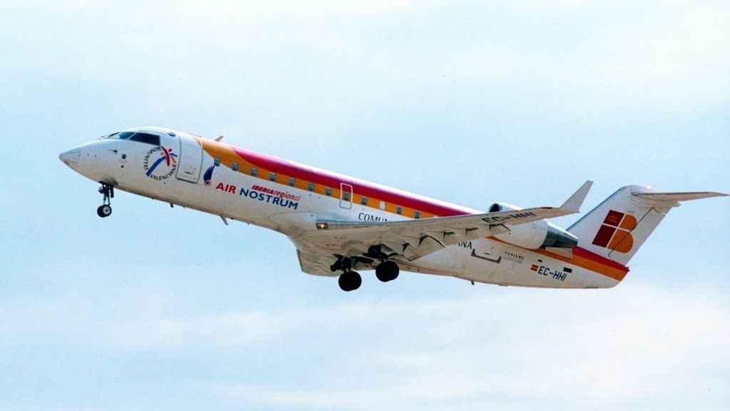 Avión de Air Nostrum volando