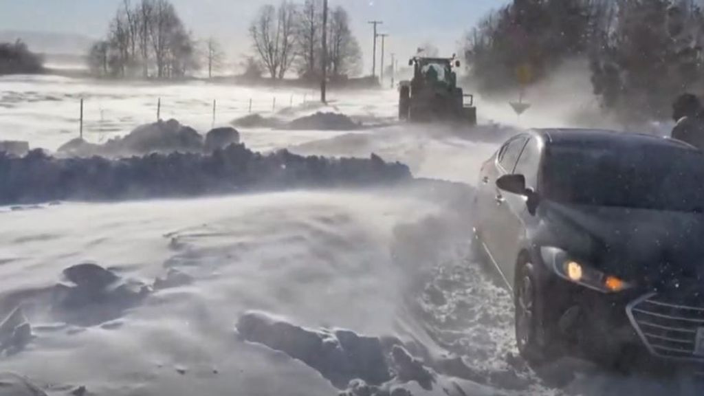 Conductores atrapados por la nieve por la bomba ártica que azota Estados Unidos