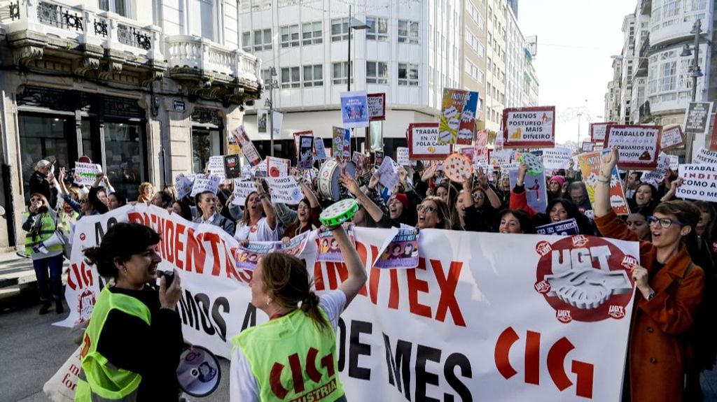 Dependientas de Inditex manifestándose por las calles de A Coruña.