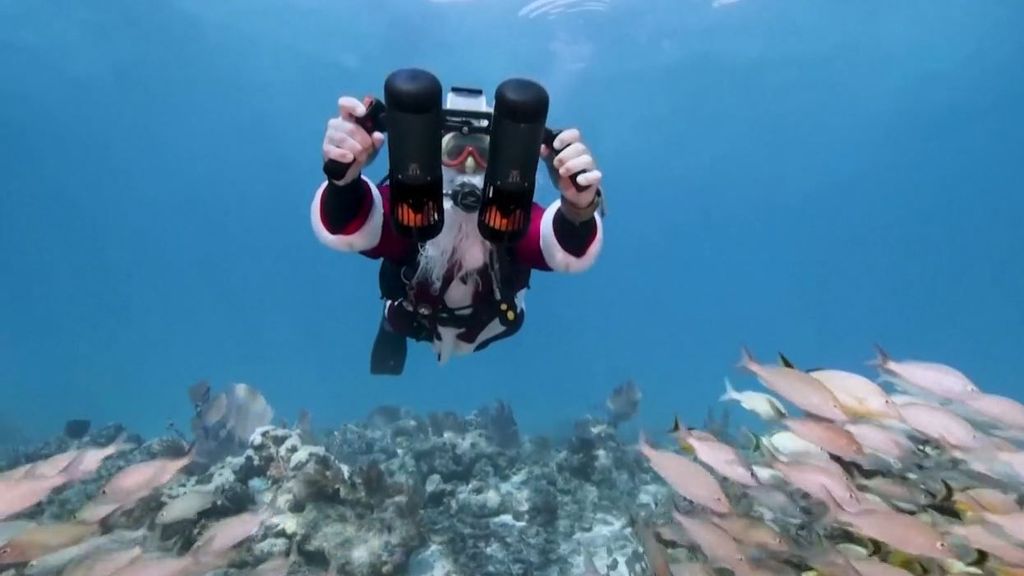 Encuentran a Papá Noel buceando en aguas de Florida junto a un elfo acuático por una iniciativa solidaria
