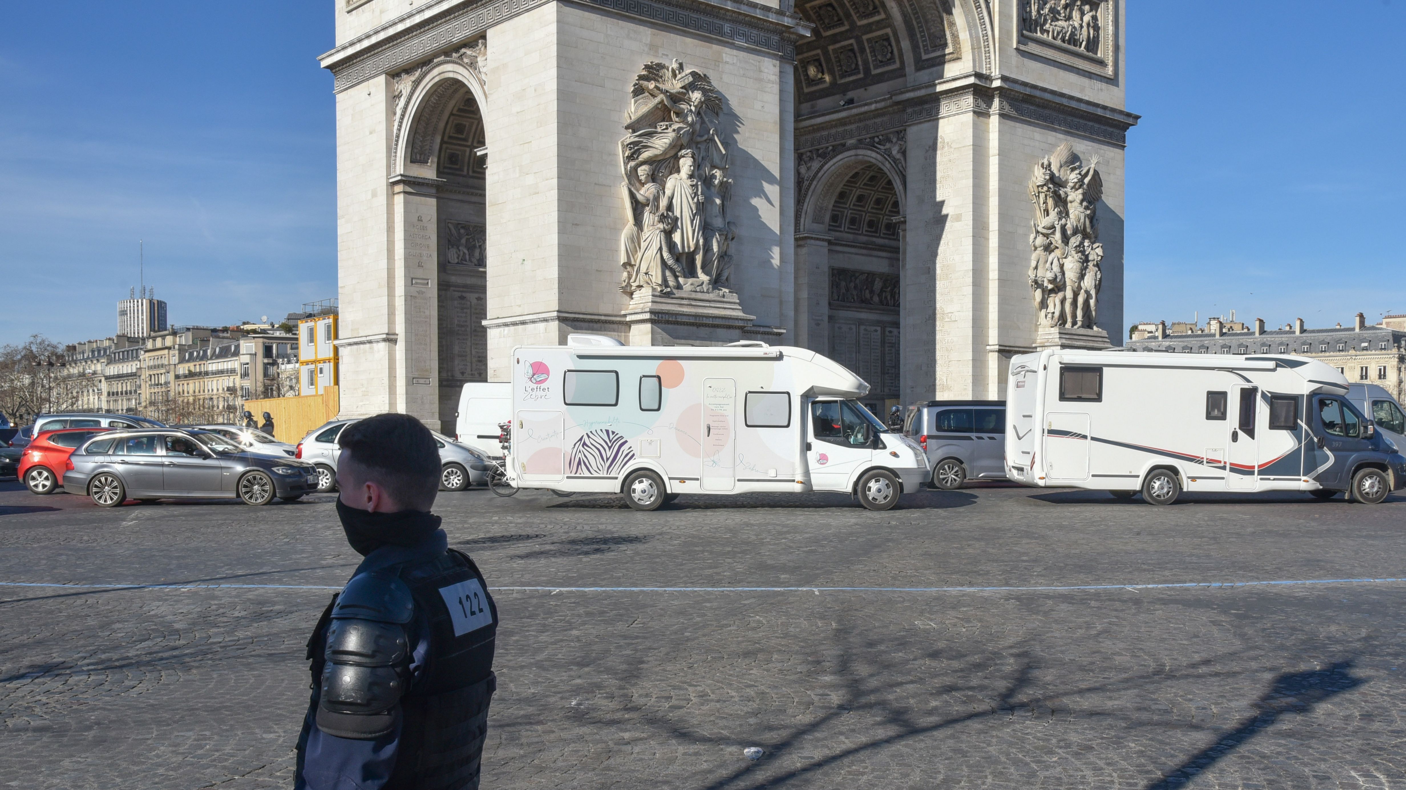 Imagen de archivo de un policía en París