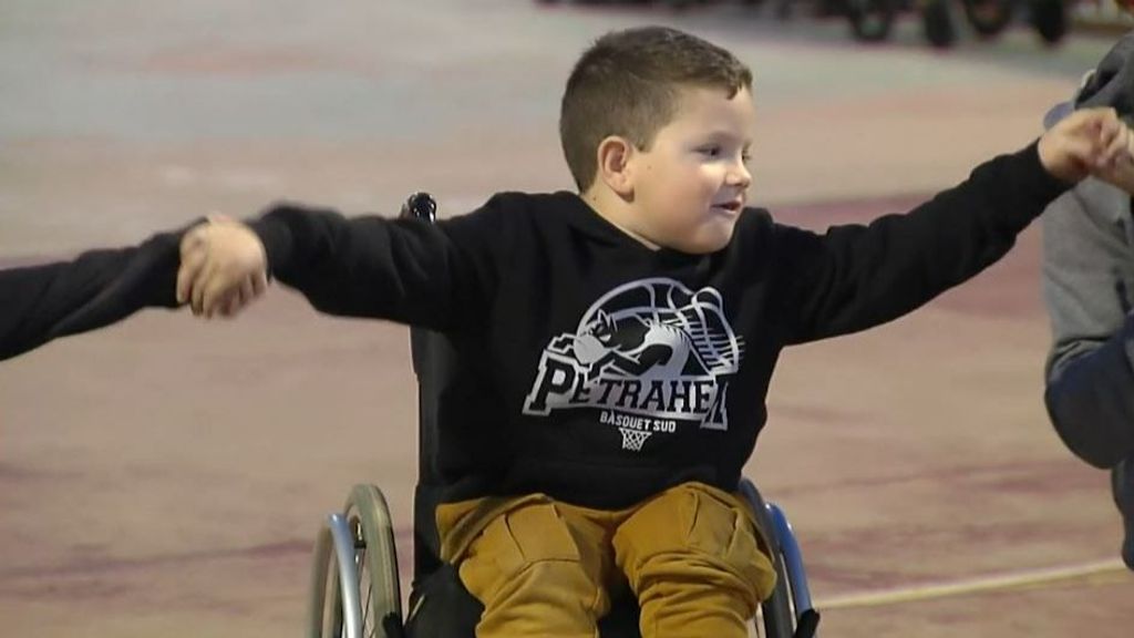 Toda la clase de Paco, niño con discapacidad, se sube a la silla de ruedas para jugar con él al baloncesto