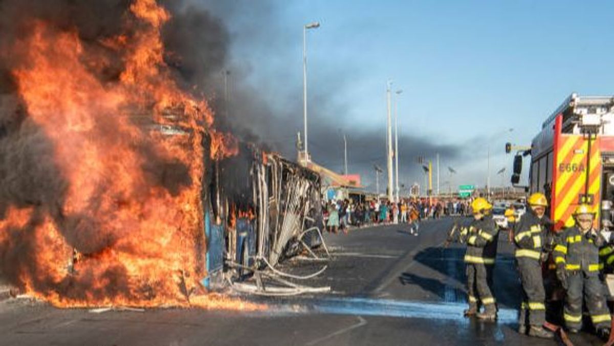 Al menos 8 muertos y unos 50 heridos tras explotar un camión cisterna en Sudáfrica