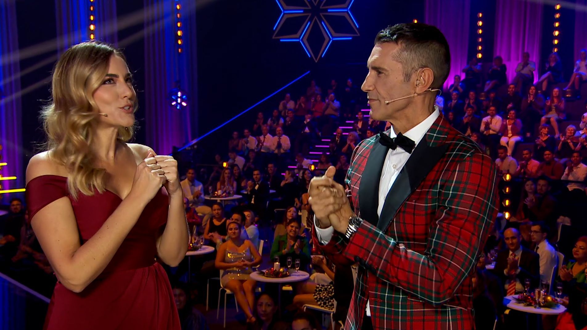 El conductor de la gala dedica unas bonitas palabras a dos de los artistas