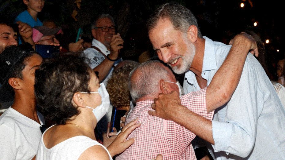 El Rey Felipe VI con vecinos de Valdemosa