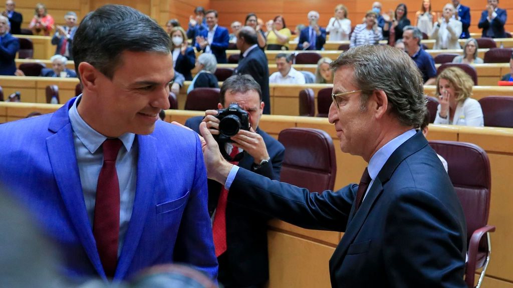 Feijóo y Sánchez se saludan en su primer cara a cara en el Senado
