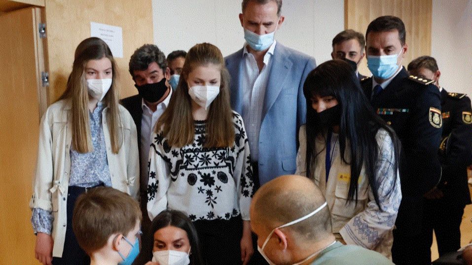 La Familia Real con familias refugiadas ucranianas, en el Centro de Recepción, Atención y Derivación