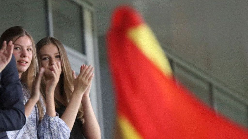 La Princesa de Asturias y la Infanta Sofía, en el encuentro de las Selecciones Femeninas de Fútbol de España y Dinamarca de la Eurocopa