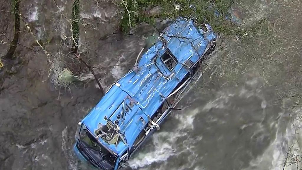 Cuatro personas han muerto tras precipitarse un autobús al río Lérez