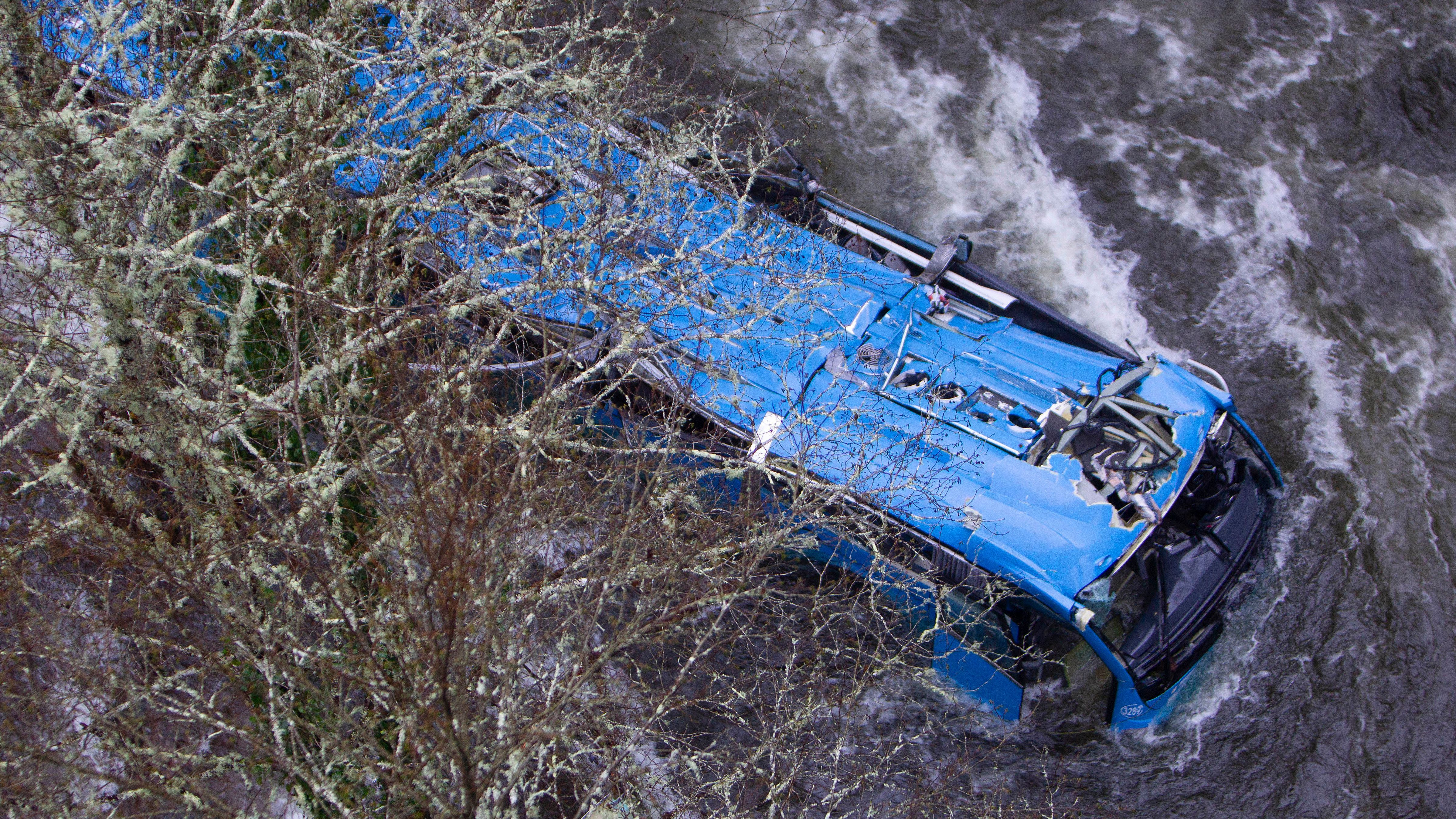 El autobús que se ha precipitado en el río Lérez en Cerdedo, Pontevedra