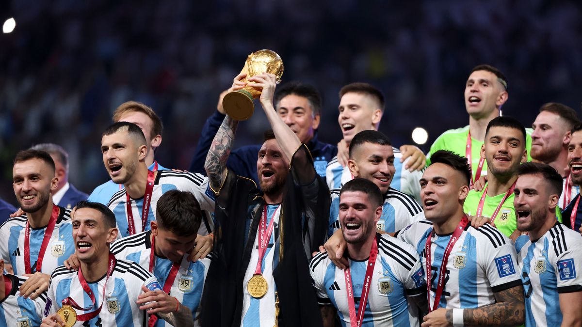 Lionel Messi sostiene la Copa del Mundo durante la ceremonia de entrega del trofeo tras la Copa Mundial de la FIFA 2022