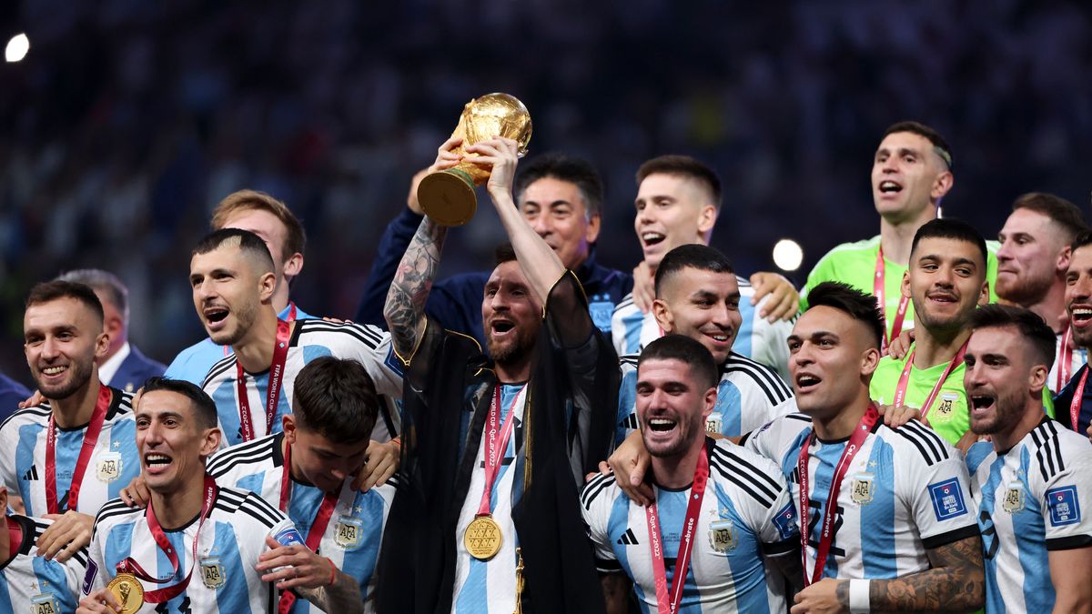 Lionel Messi sostiene la Copa del Mundo durante la ceremonia de entrega del trofeo tras la Copa Mundial de la FIFA 2022 Lionel Messi sostiene la Copa del Mundo durante la ceremonia de entrega del trofeo tras la Copa Mundial de la FIFA 2022