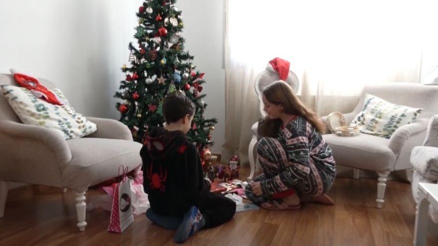 Papa Noel llega a los hogares de todo el mundo dejando sus regalos llenos de ilusión y emoción