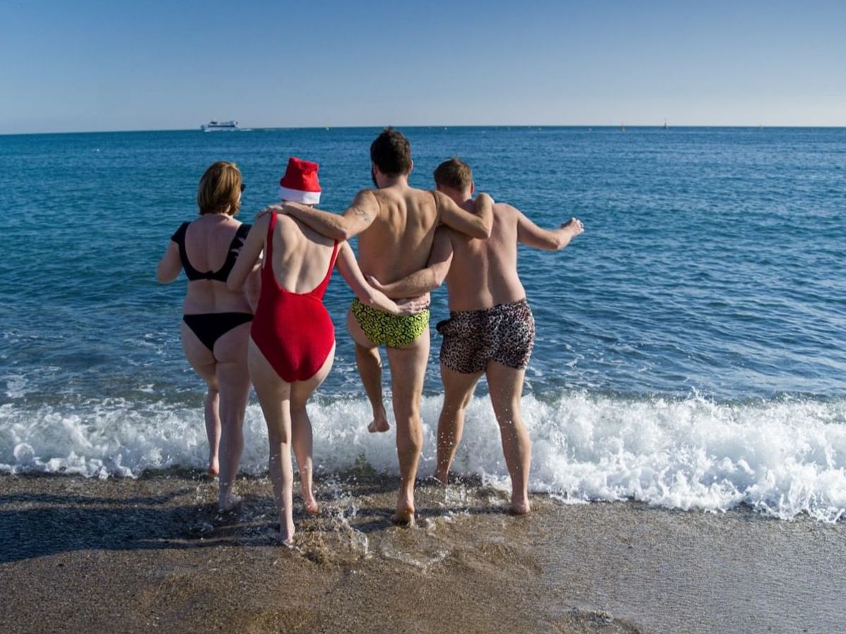 Navidades al sol en las playas de Barcelona con el agua a 18 grados - NIUS