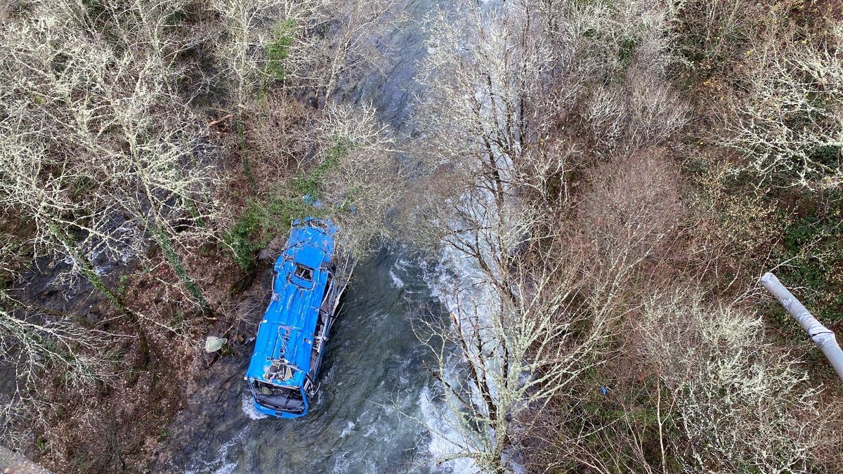 El autobús siniestrado, en el río Lérez