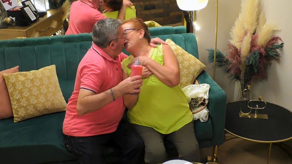 Josep y Dolores dan rienda suelta a la pasión en el restaurante del amor
