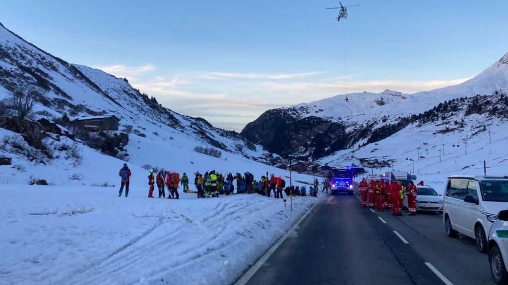 Servicios de emergencias en Lech Zürs, donde se ha producido un alud que sepultó a diez esquiadores