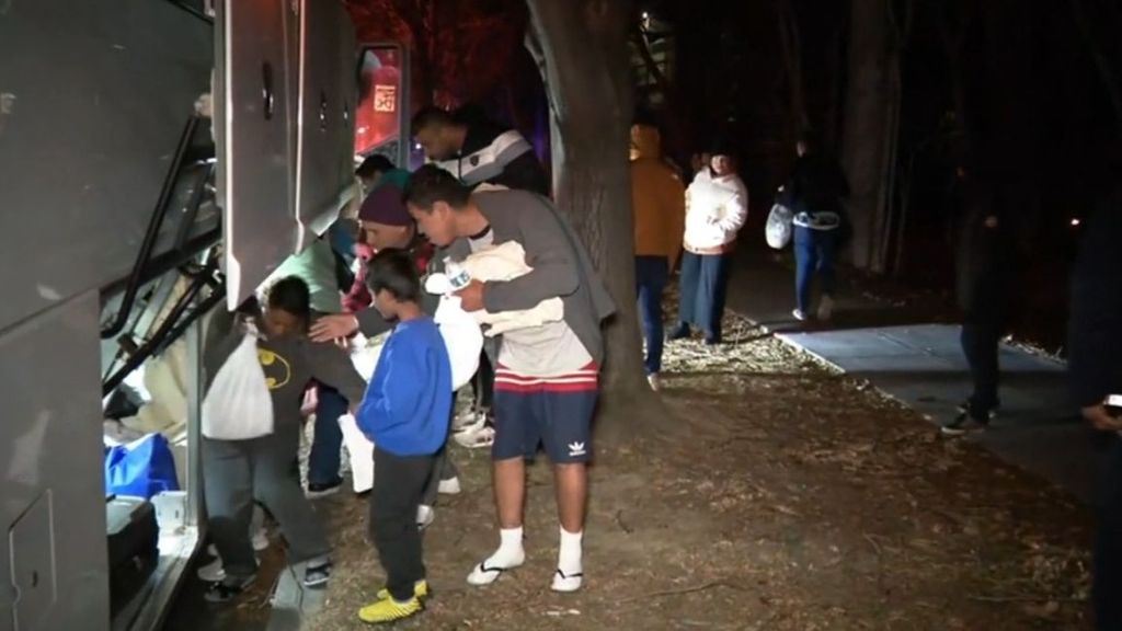 Texas envía autobuses llenos de migrantes a Washington en plena ola de frío polar