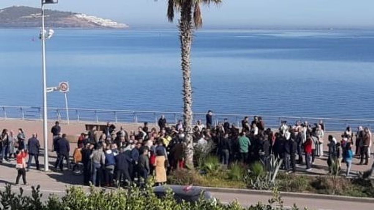 Decenas de melillenses protestan en Nador “contra las colas interminables y el trato denigrante en la frontera” Decenas de melillenses protestan en Nador “contra las colas interminables y el trato denigrante en la frontera”