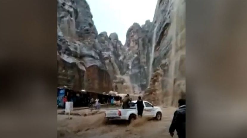 Evacuación  exprés de la ciudad jordana de Petra, inundada por las intensas lluvias
