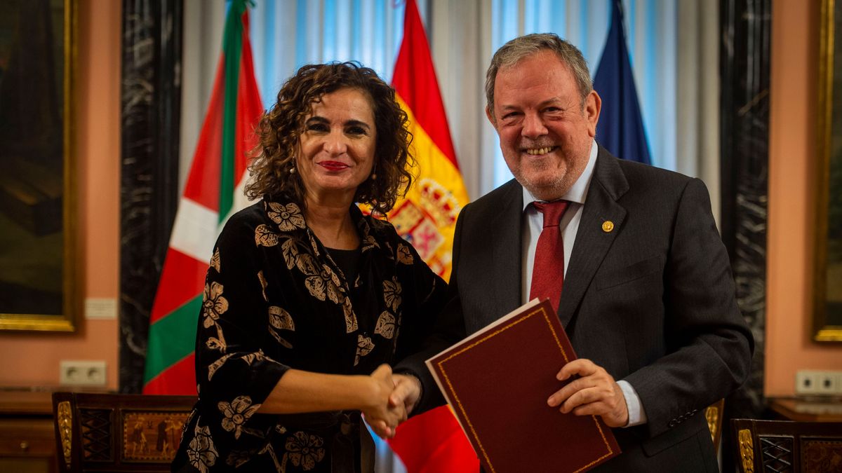 La ministra de Hacienda, María Jesús Montero, y el consejero vasco de Economía y Hacienda, Pedro Azpiazu La ministra de Hacienda, María Jesús Montero, y el consejero vasco de Economía y Hacienda, Pedro Azpiazu