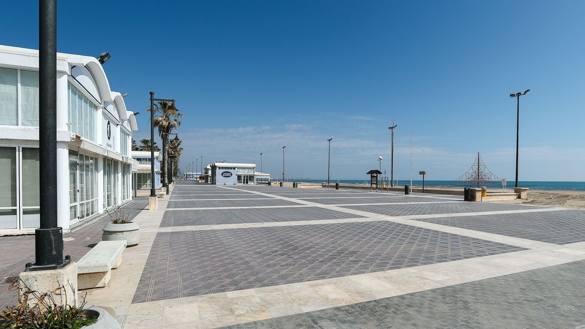 La restauración de la playa de la Malvarrosa prepara el derribo de chiringuitos y arrocerías del Paseo Marítimo La restauración de la playa de la Malvarrosa prepara el derribo de chiringuitos y arrocerías del Paseo Marítimo