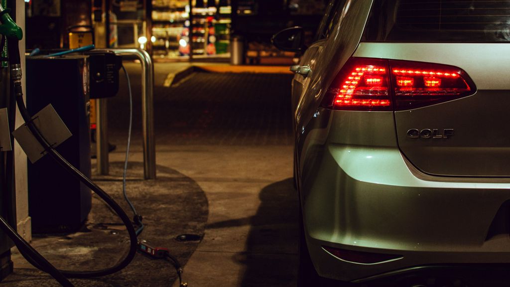 Las gasolineras pueden cobrarte por hinchar las ruedas de tu coche o bici: es totalmente legal