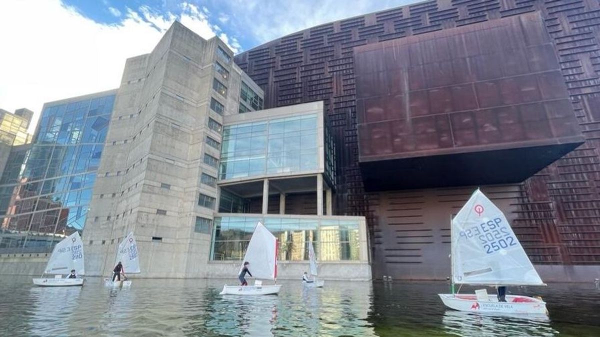 Varios chavales hacen su bautismo de vela en la laguna del Euskalduna Varios chavales hacen su bautismo de vela en la laguna del Euskalduna
