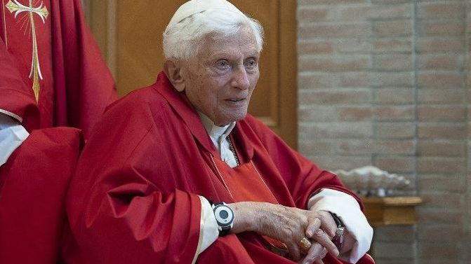 El Papa Francisco pide rezar por Benedicto VI que "está muy enfermo"