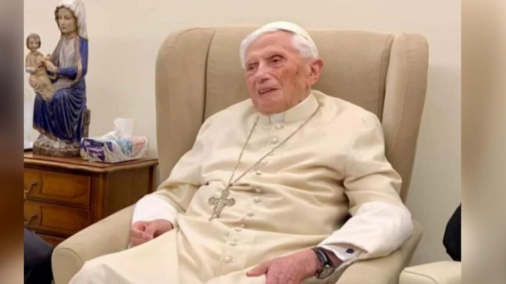 Las imágenes de un muy enfermo Benedicto XVI: el Papa pide rezar por él