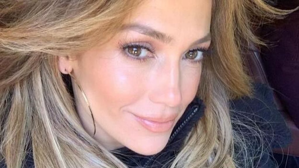 El truco de belleza de Jennifer Lopez para tener buena cara recién levantada (play)
