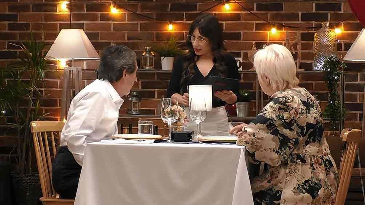 Juan, un comensal sibarita en ‘First Dates’: Quiere almejas frescas y compra 28 piezas de fruta a la semana