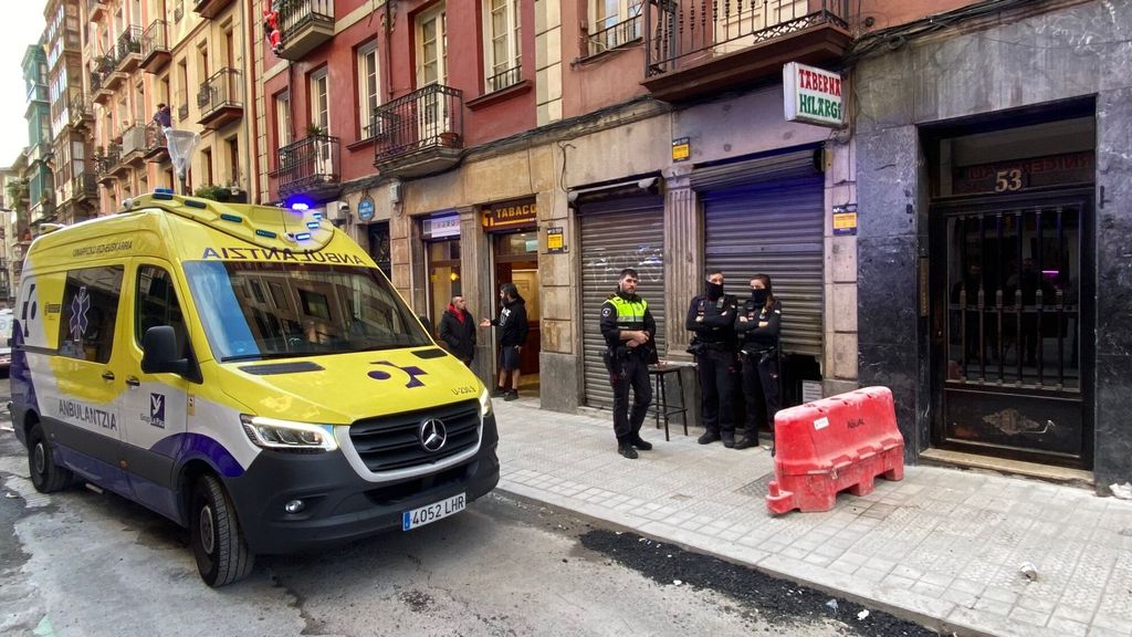 La policía custodia la entrada al bar Hilargi de la calle Sam Francisco donde ha ocurrido el crimen