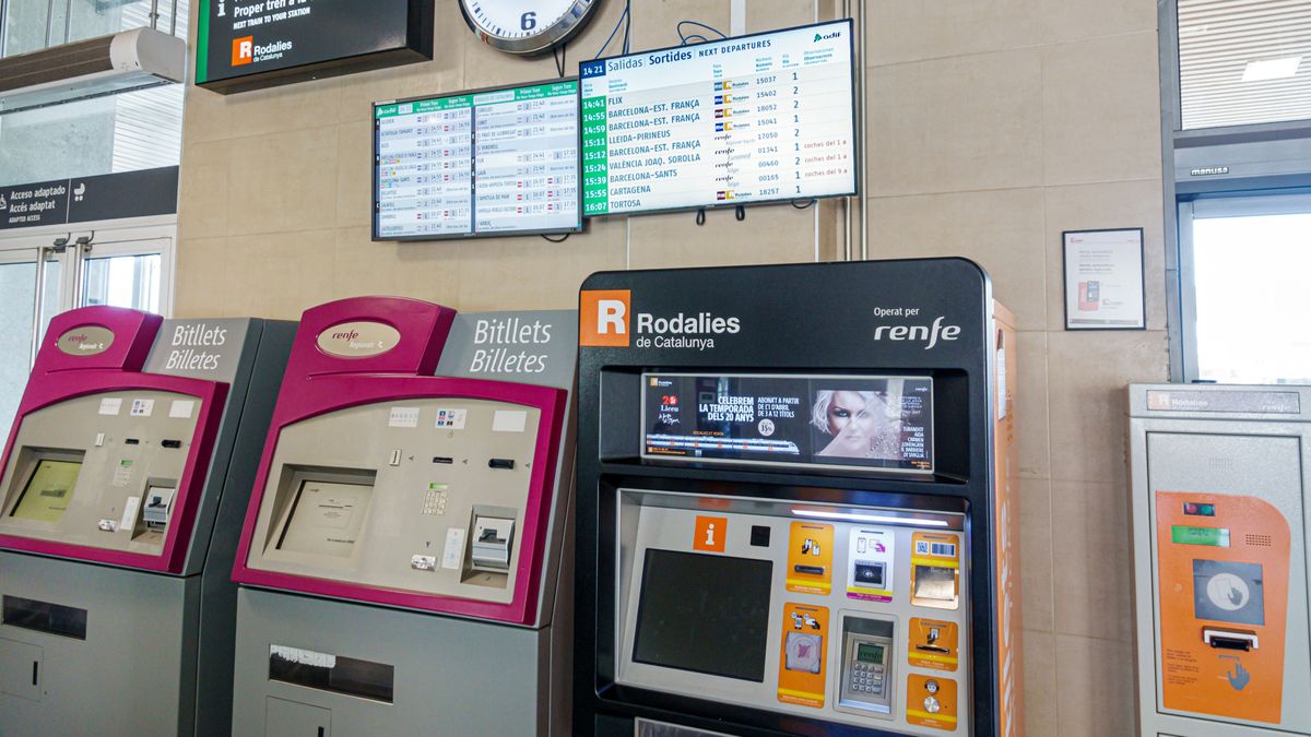 Máquinas de expedición de billetes en una estación de Renfe de Tarragona