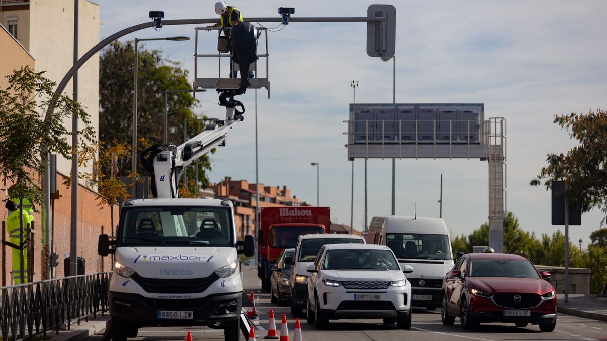 Montaje de cámara para controlar una ZBE en Madrid Montaje de cámara para controlar una ZBE en Madrid