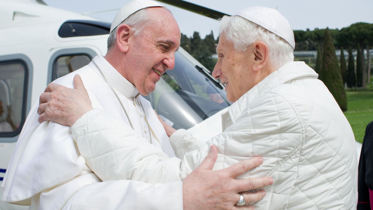 Papa Francisco es recibido por Benedicto XVI tras ser elegido como nuevo pontífice.