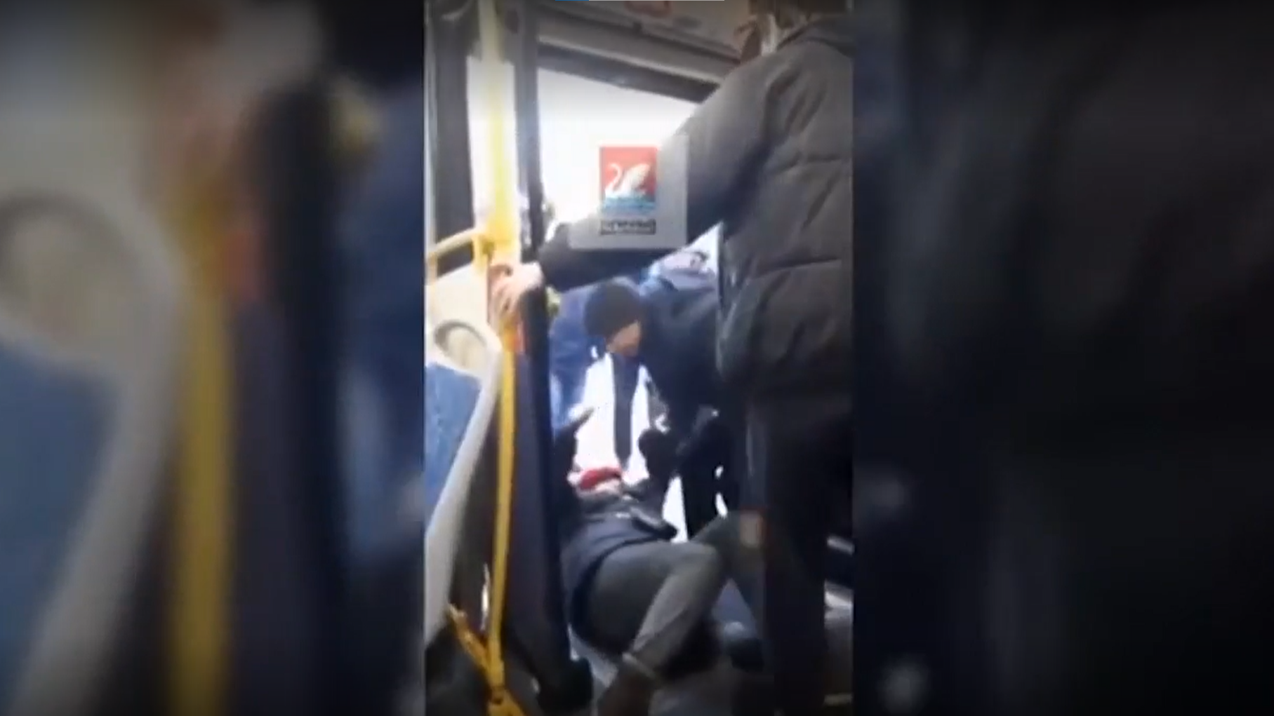 Señora rusa expulsada de autobús en Moscú