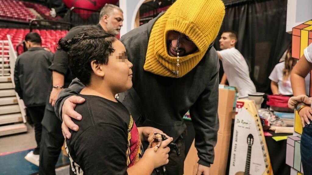 Bad Bunny con un niño