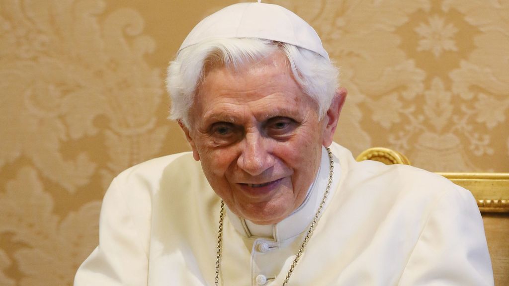 Benedicto XVI se mantiene estable y con respiración asistida