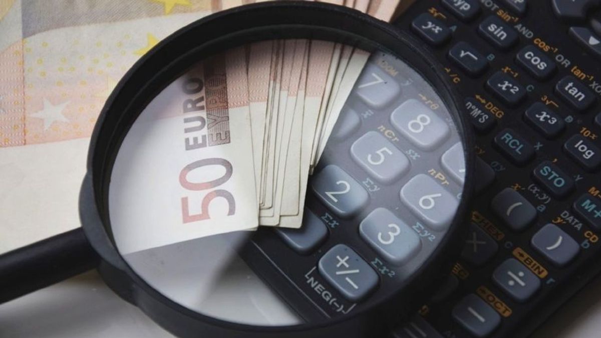 EuropaPress 2009764 billetes calculadora ilustran emision deuda andalucia