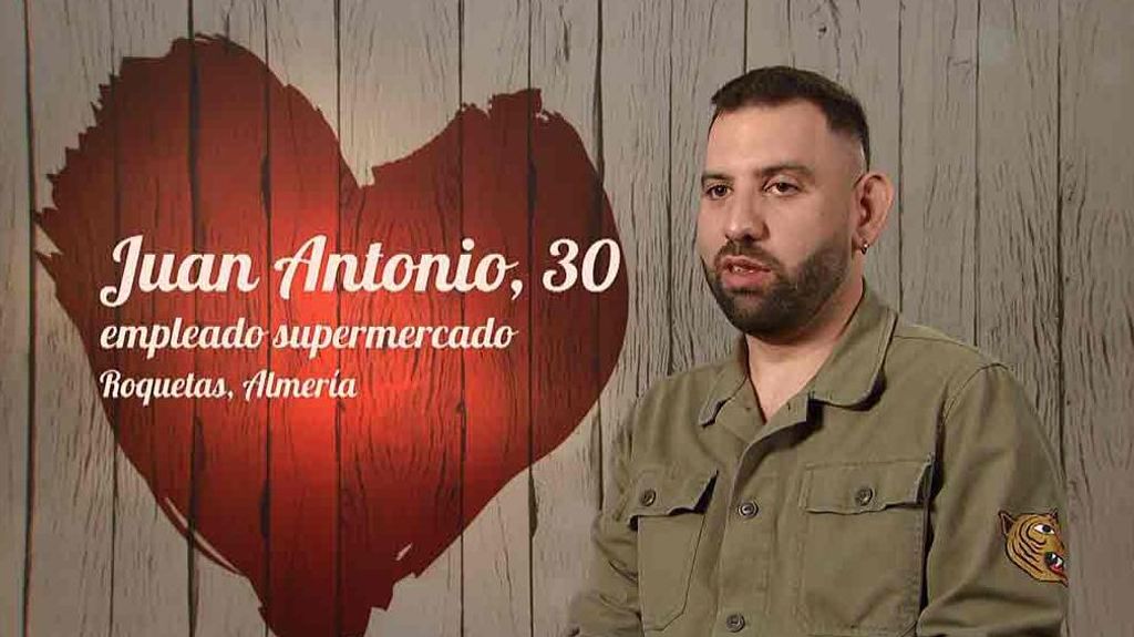 Juan Antonio se siente una Miss en ‘First Dates’: “De Rumanía sé que los rumanos me ponen cerdo como una perra”